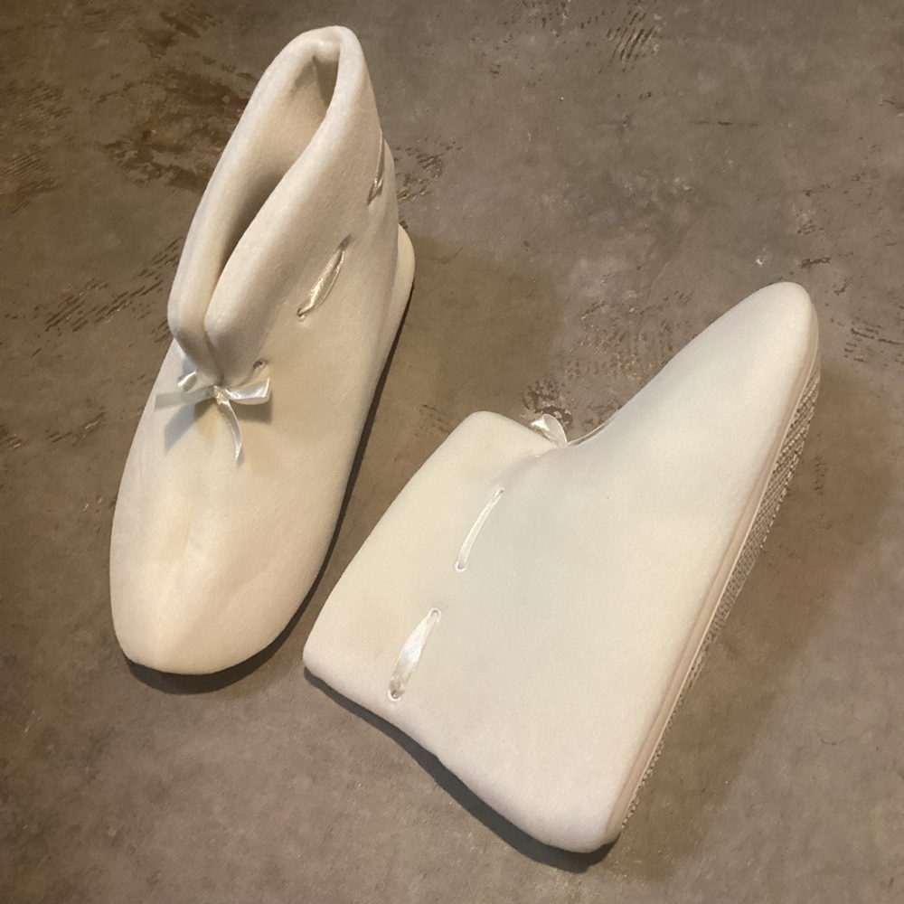 Isotoner Totes Women’s Fleece Bootie Slippers with Satin Bows Ivory/White‎ XL